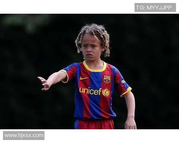 哈维西蒙斯:新星崛起,足球场上的未来之光与无限可能 哈维西蒙斯:新星崛起,足球场上的未来之光与无限可能